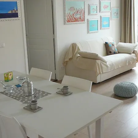 2 Bedrooms In Central Location On The Famous Place Massena *