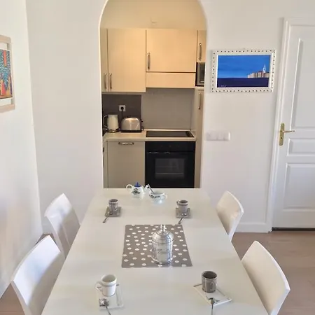 Apartment 2 Bedrooms In Central Location On The Famous Place Massena *